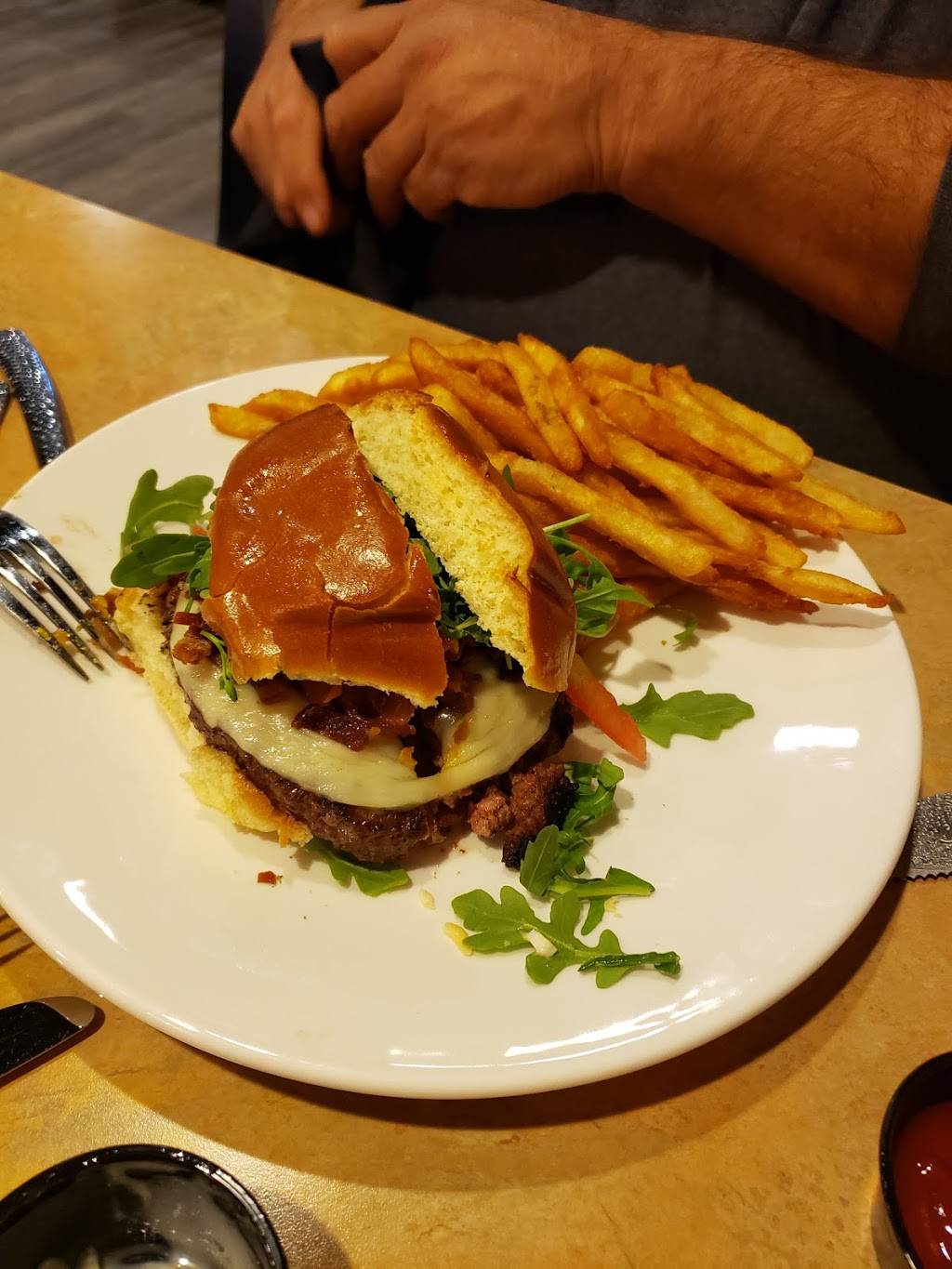 West & Main - Bar & Grill | restaurant | 187 W Market St, Warren, OH 44481, USA | 3309741665 OR +1 330-974-1665