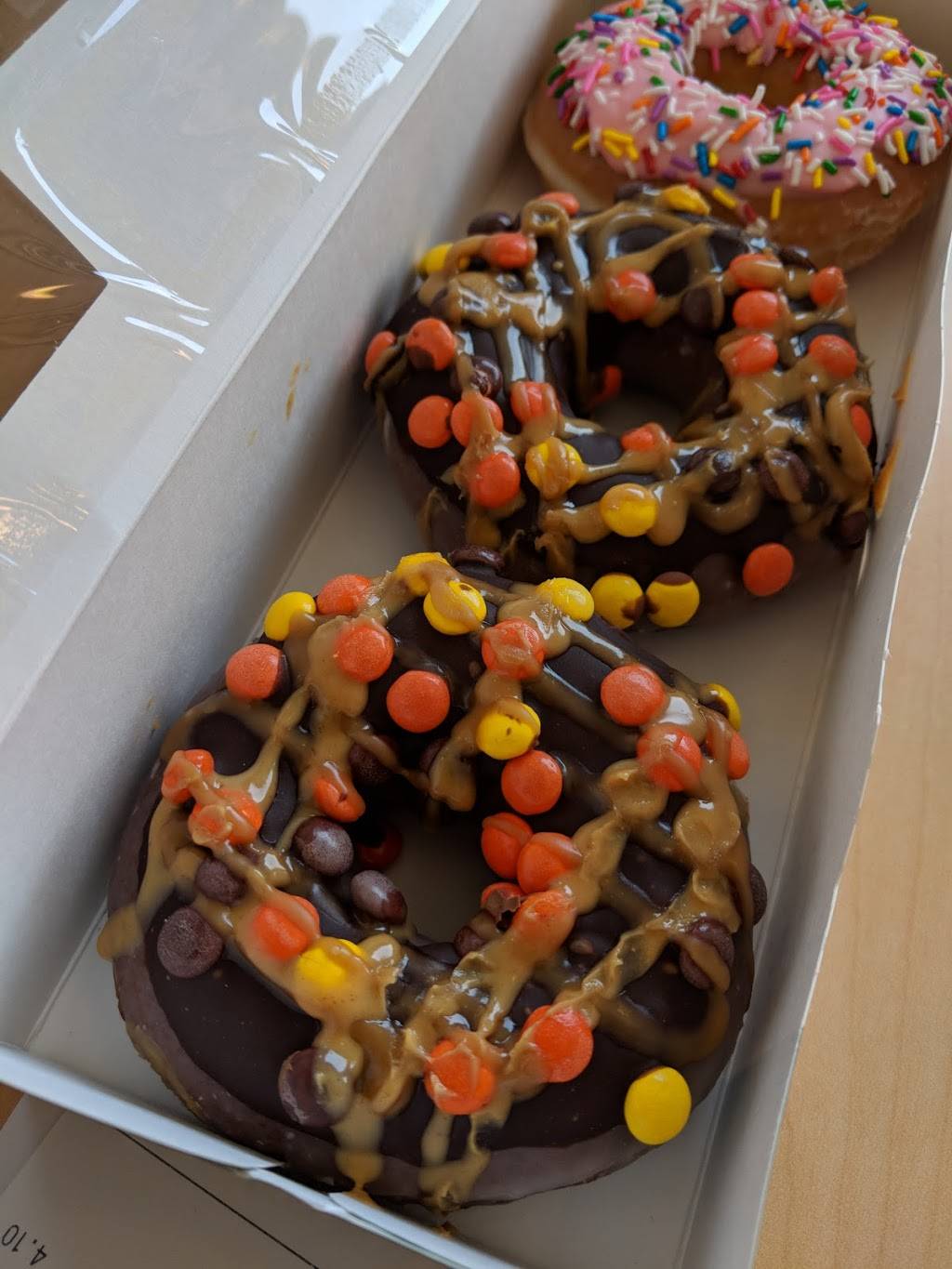 Krispy Kreme | bakery | 727 N Burkhardt Rd, Evansville, IN 47715, USA | 8124758419 OR +1 812-475-8419