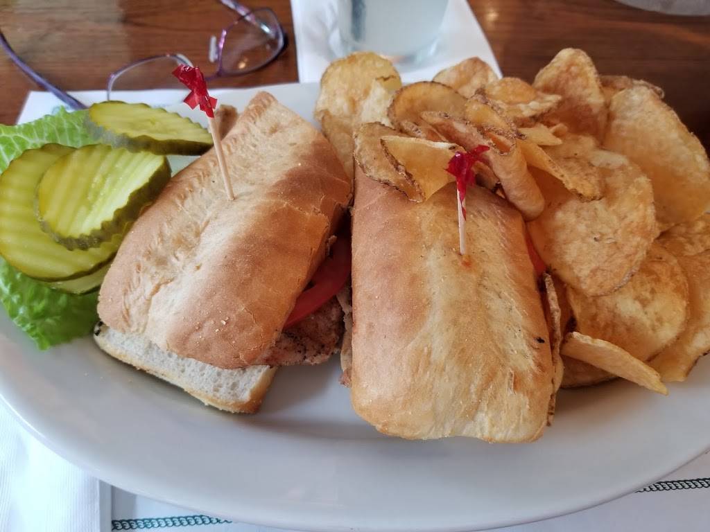 Hot Stove Saloon | restaurant | 551 MA-28 #4, Harwich Port, MA 02646, USA | 5084329911 OR +1 508-432-9911