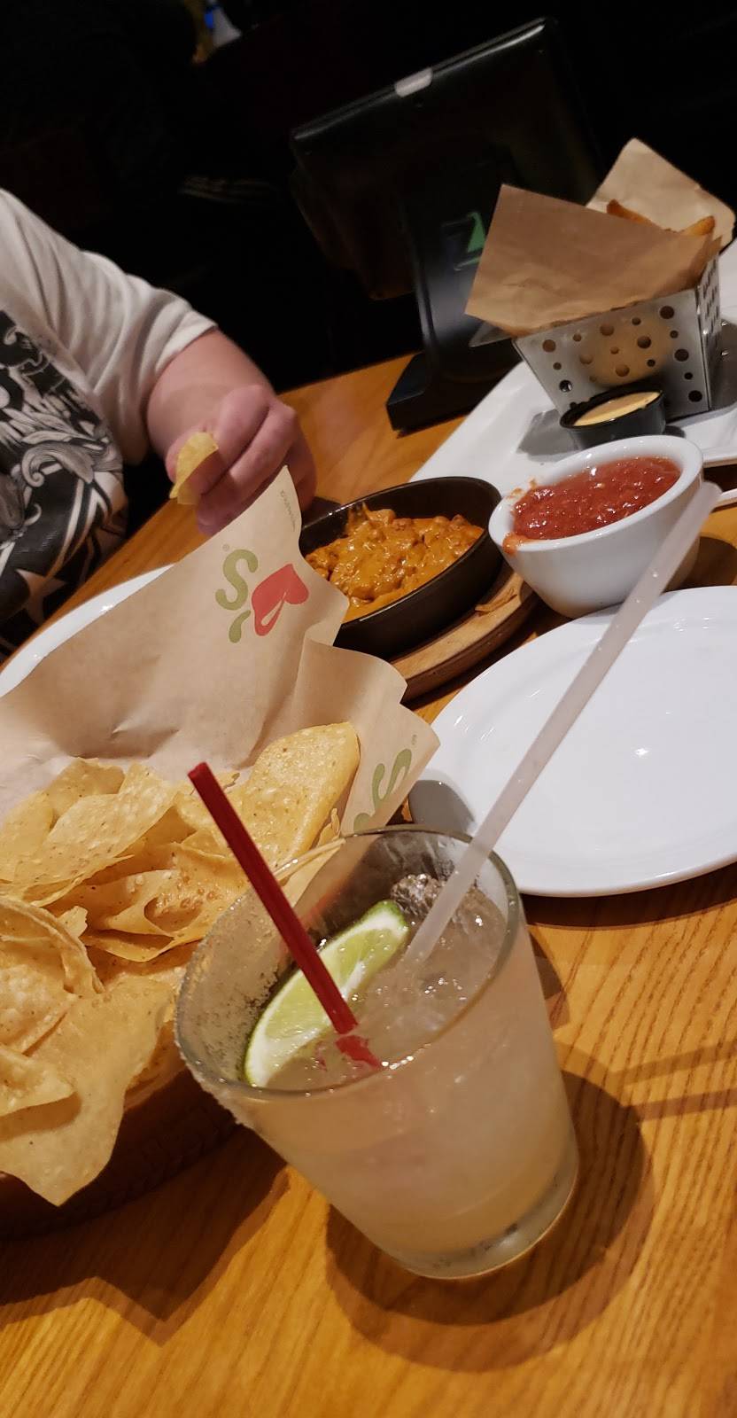 Chilis Grill & Bar | meal takeaway | 2 Plaza Way, Plymouth, MA 02360, USA | 5087472138 OR +1 508-747-2138