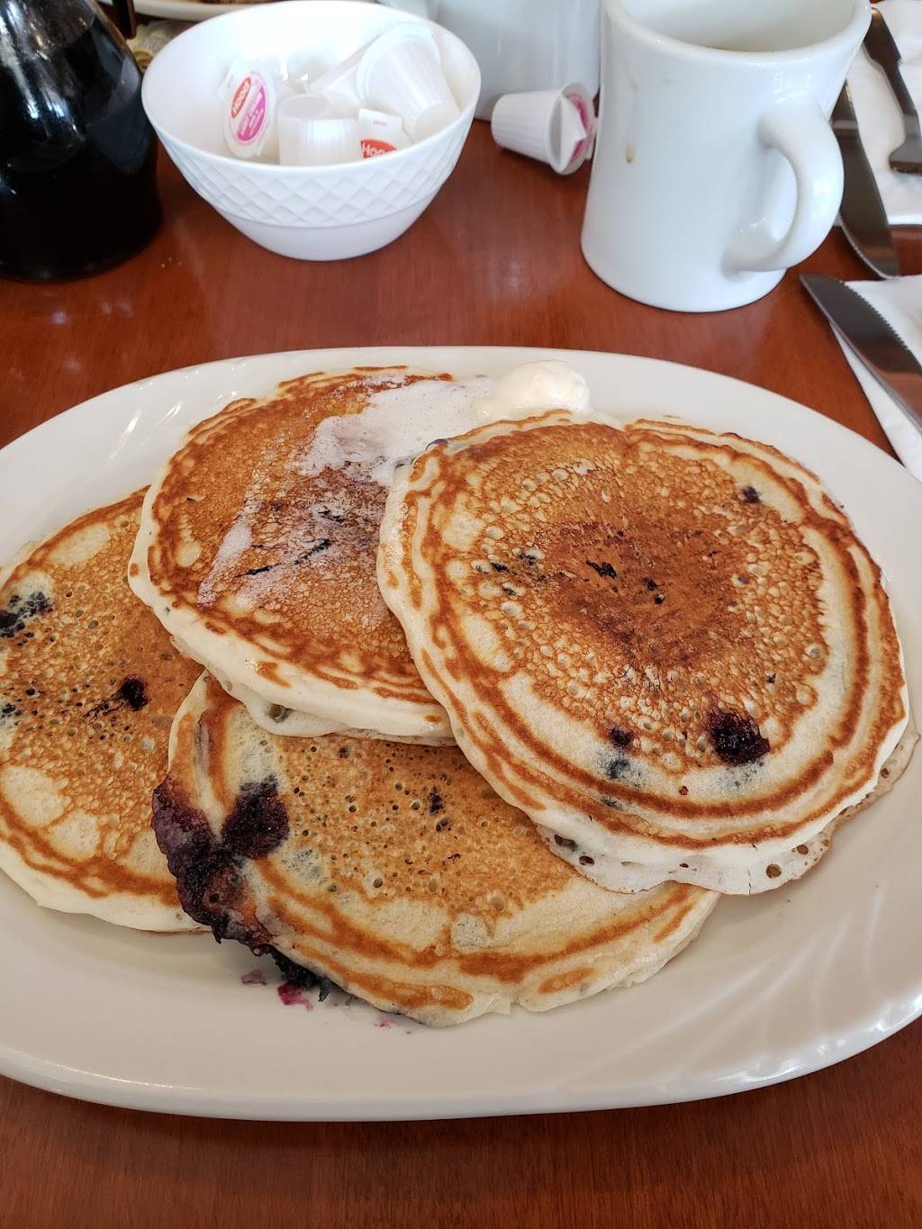 Linda Jeans Restaurant | restaurant | 25 Circuit Ave Circuit Avenue, Oak Bluffs, MA 02557, USA | 5086934093 OR +1 508-693-4093