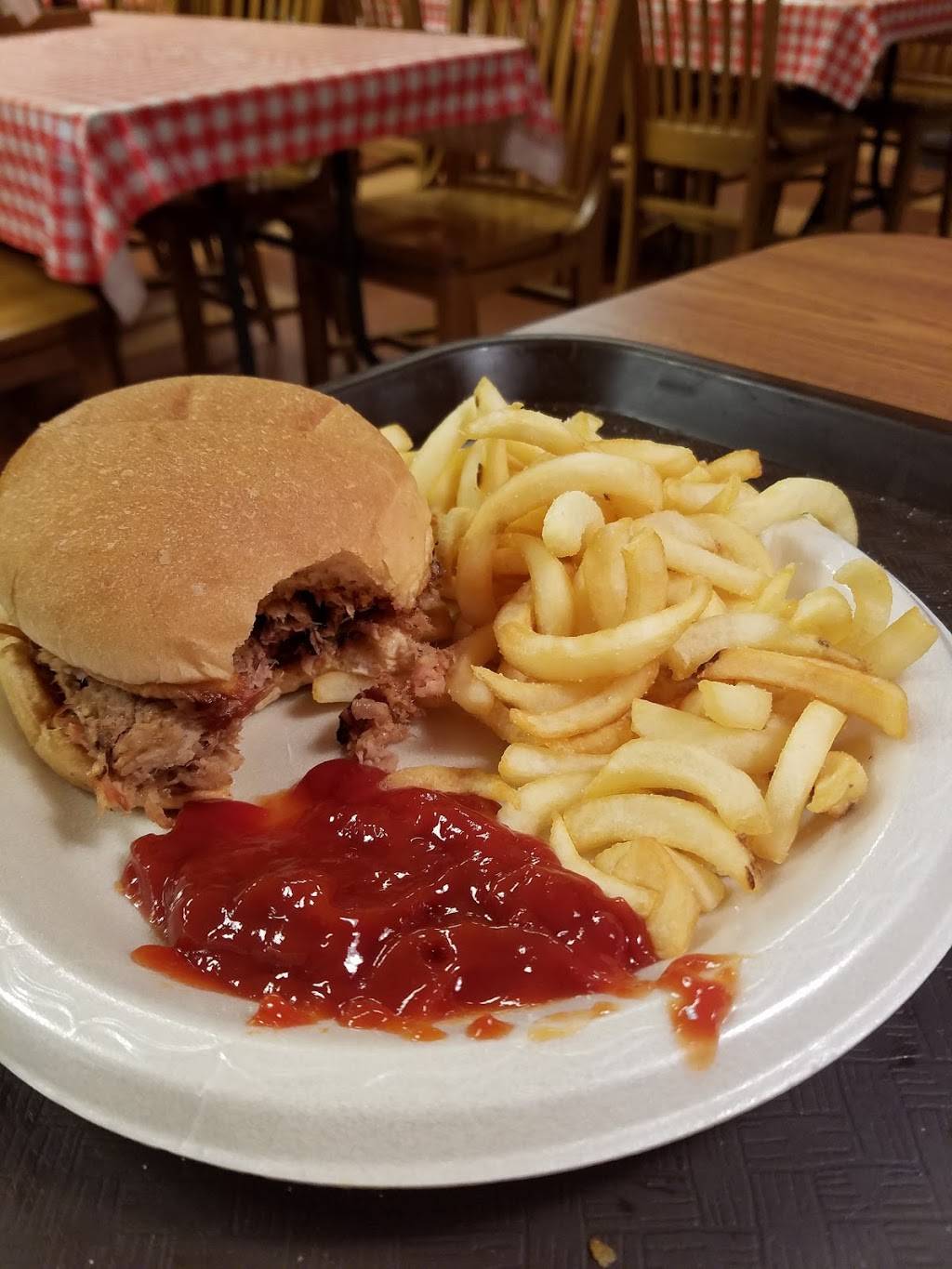 Hog Wild Pit Bar-B-Q | restaurant | 2525 Market Pl, Salina, KS 67401, USA | 7858252222 OR +1 785-825-2222