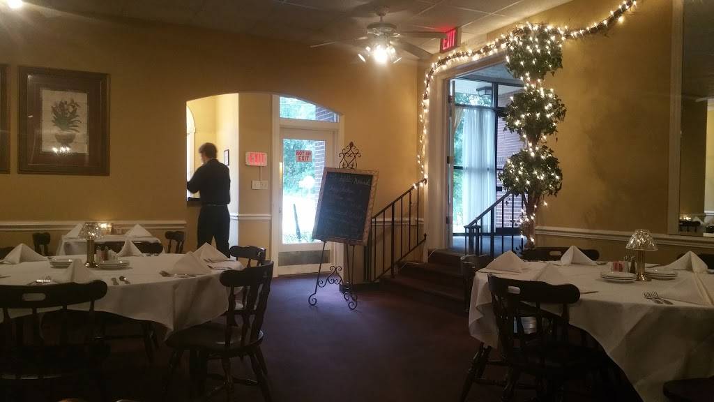 Four Oaks Restaurant & Lounge | restaurant | 1633 Seymour Dr, South Boston, VA 24592, USA | 4345722066 OR +1 434-572-2066