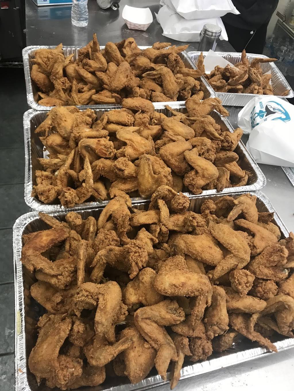 Sharks Fish & Chicken | restaurant | 956 E 162nd St, South Holland, IL 60473, USA | 7085961400 OR +1 708-596-1400