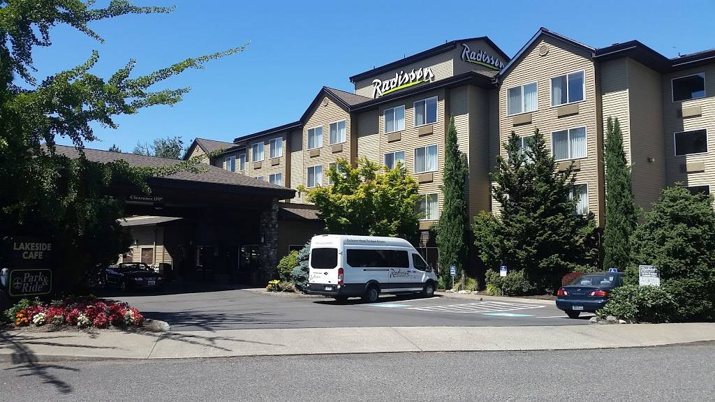 Lakeside Bar and Grill | restaurant | 6233 NE 78th Ct #2848, Portland, OR 97218, USA | 5034086647 OR +1 503-408-6647