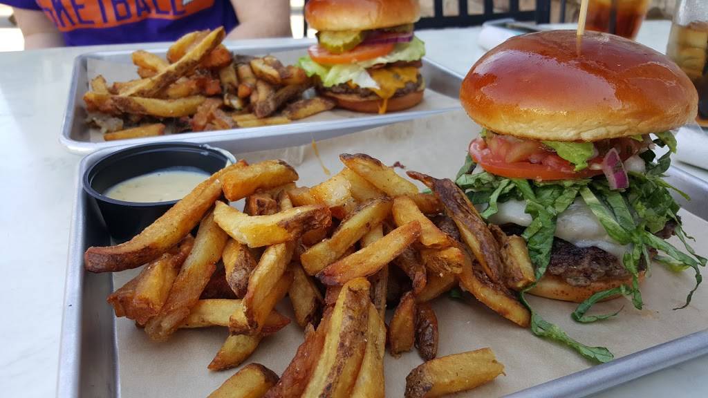 Bulldog Burger Company Starkville | restaurant | 702 University Dr, Starkville, MS 39759, USA | 6623244040 OR +1 662-324-4040