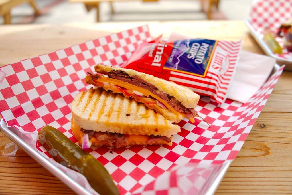 The Growler Garage | restaurant | 1837 Pacific Ave Suite 133, Forest Grove, OR 97116, USA | 5033725648 OR +1 503-372-5648