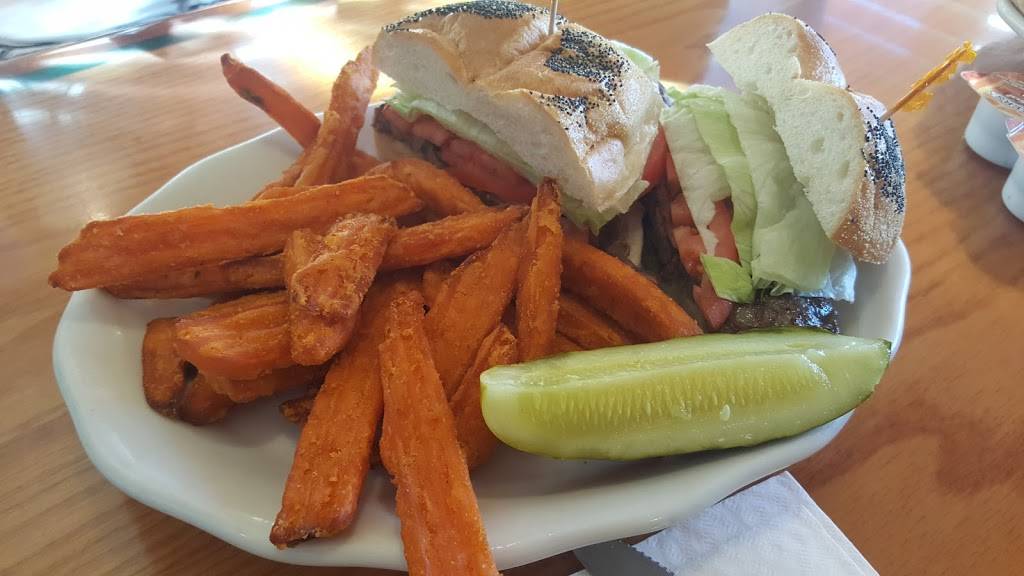 Bridgeport Flyer Diner | restaurant | 249 Bridgeport Ave, Milford, CT 06460, USA | 2038785121 OR +1 203-878-5121