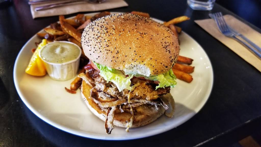 Chez Victor | restaurant | 5050 Boulevard Wilfrid-Hamel Local 400, Québec, QC G2E 5X5, Canada | 4186518187 OR +1 418-651-8187