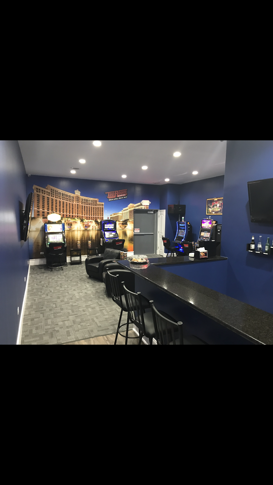 Dogs on the Chain | restaurant | 10 S US-12, Fox Lake, IL 60020, USA | 8476295108 OR +1 847-629-5108