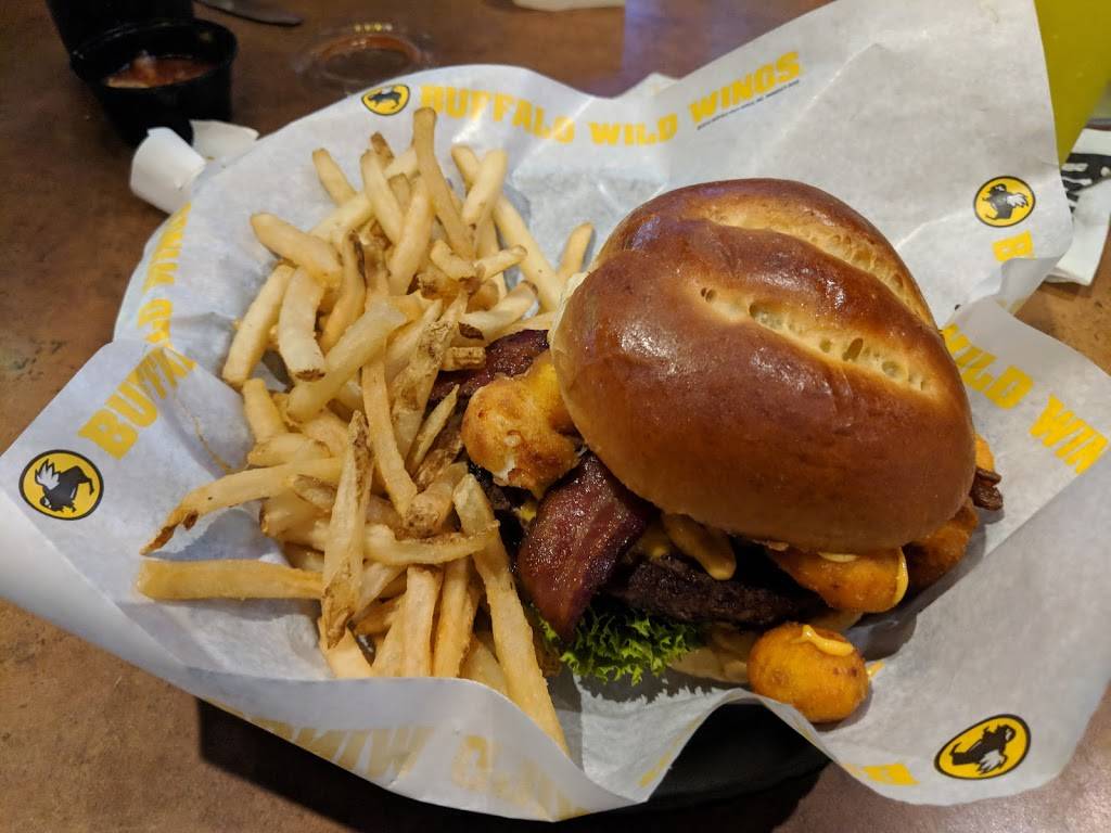 Buffalo Wild Wings | restaurant | 2121 Celebration Dr NE #100, Grand Rapids, MI 49525, USA | 6163642999 OR +1 616-364-2999