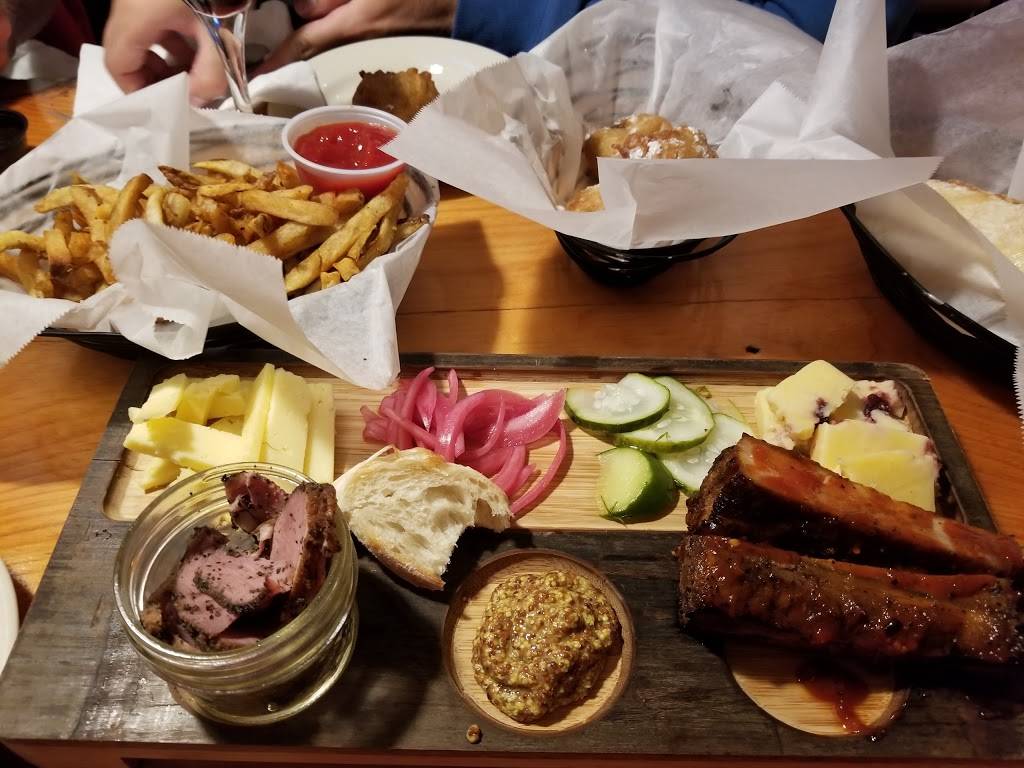 The Oak House | restaurant | 110 Main St, Newmarket, NH 03857, USA | 6032925893 OR +1 603-292-5893