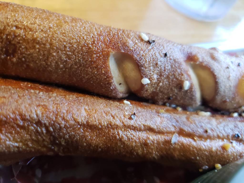 Applebees Grill + Bar | restaurant | 2384 US-31, Traverse City, MI 49684, USA | 2319292929 OR +1 231-929-2929