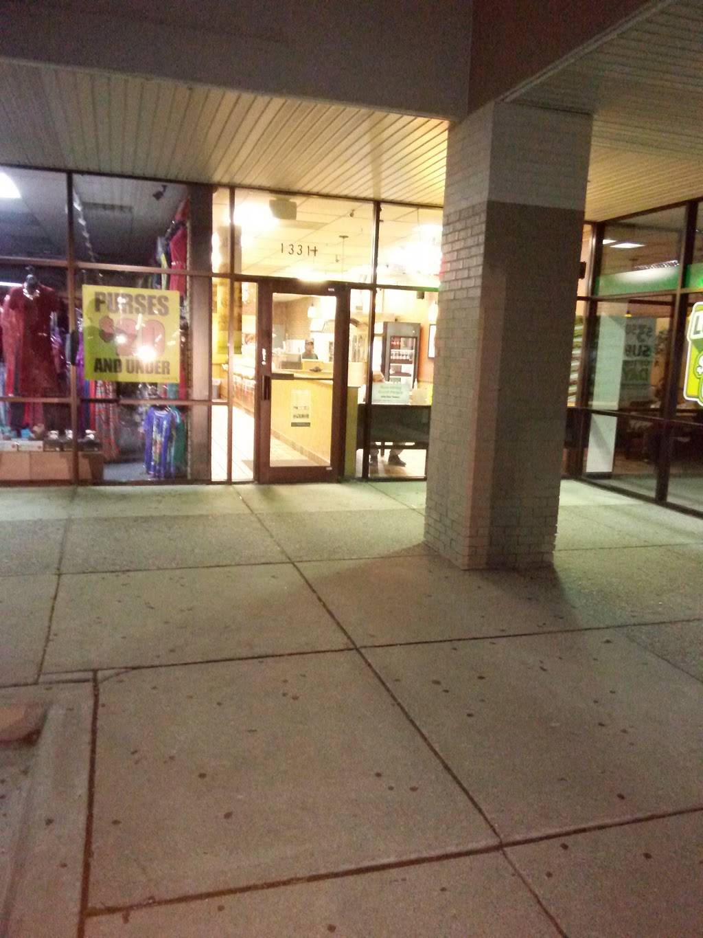 Subway | restaurant | 13311 W 10 Mile Rd, Oak Park, MI 48237, USA | 2485841837 OR +1 248-584-1837