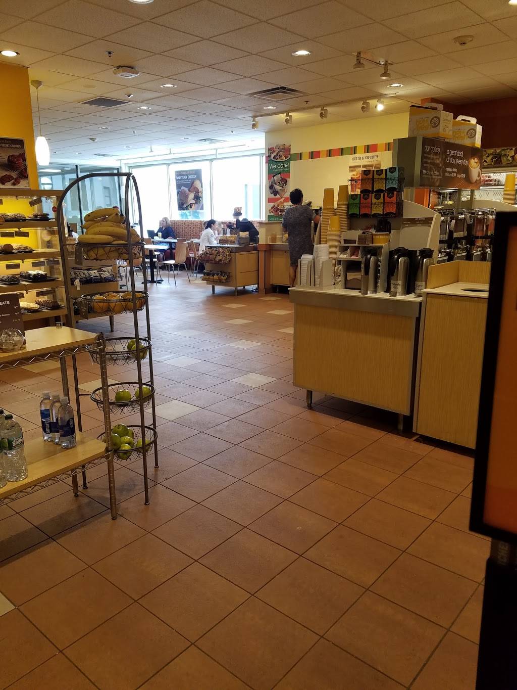 Au Bon Pain | cafe | St. Francis Hospital, 114 Woodland St., Hartford, CT 06105, USA | 8602418980 OR +1 860-241-8980