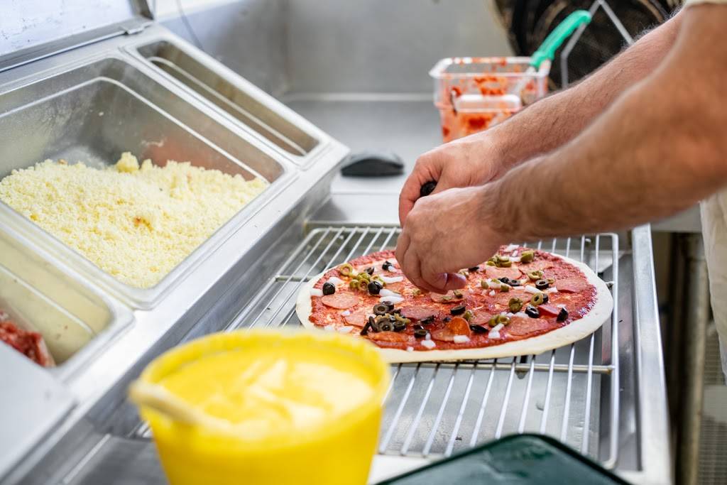 Chubbys Pizza | restaurant | 215 Lincoln Ave, Charleston, IL 61920, USA | 2173485454 OR +1 217-348-5454