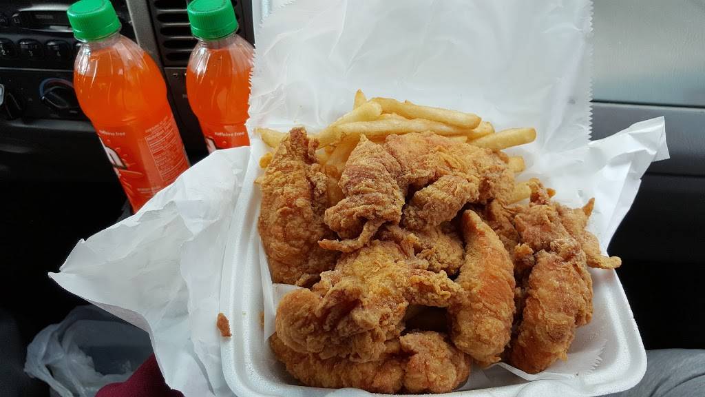 Sharks Fish & Chicken | restaurant | 2500 St Charles Rd, Bellwood, IL 60104, USA | 7084939300 OR +1 708-493-9300
