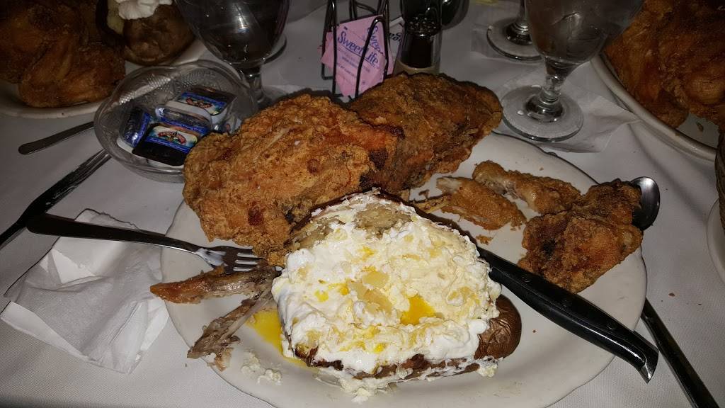 Cypress Restaurant & Lounge | restaurant | 1222 Broadway, Highland, IL 62249, USA | 6186549053 OR +1 618-654-9053