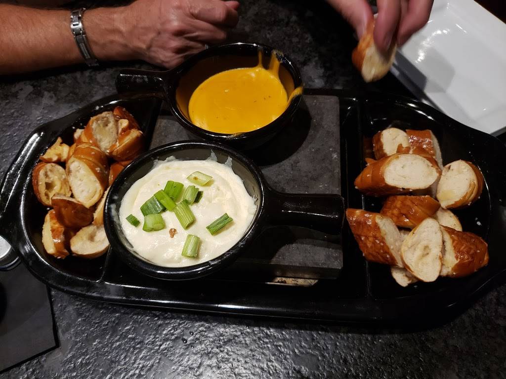 Black Rock Bar and Grill | restaurant | 6200 N Federal Hwy, Fort Lauderdale, FL 33308, USA | 9543682525 OR +1 954-368-2525