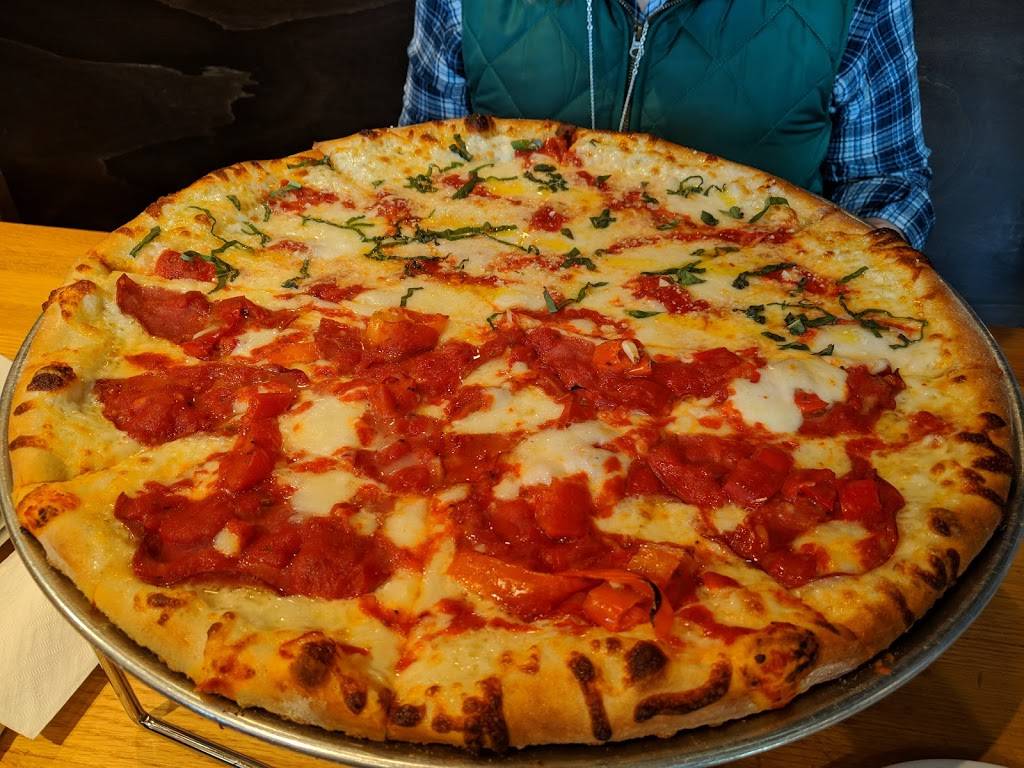 Pies & Pints | restaurant | 13901 Town Center Blvd Suite 100, Noblesville, IN 46060, USA | 3177747437 OR +1 317-774-7437