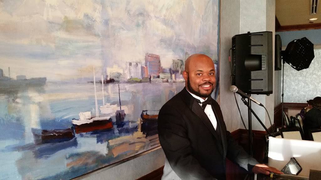 Town Point Club | restaurant | 101 W Main St Suite 300, Norfolk, VA 23510, USA | 7576256606 OR +1 757-625-6606