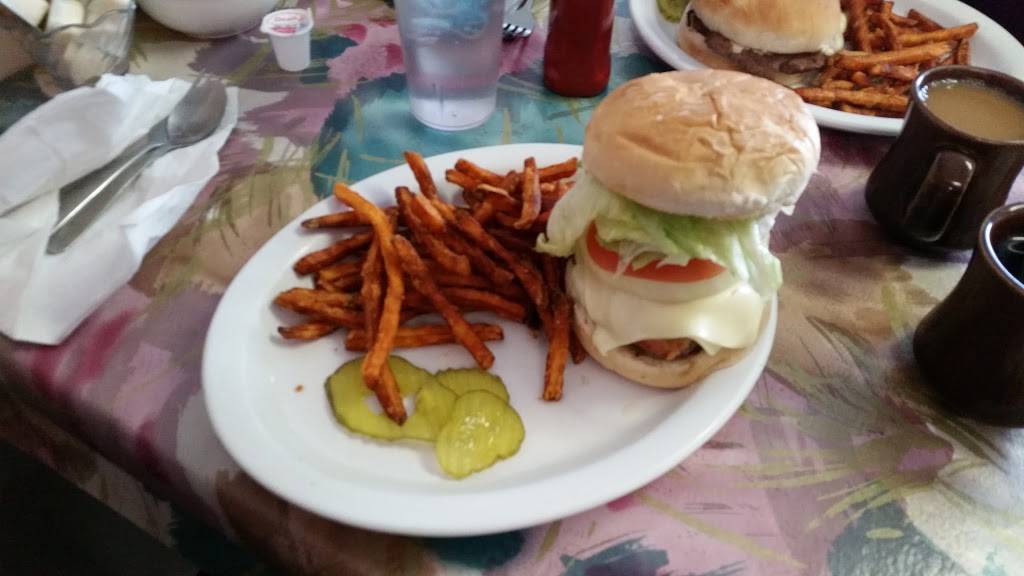 Ambers Colby Cafe | restaurant | 100 W Clark St, Colby, WI 54421, USA | 7152234006 OR +1 715-223-4006