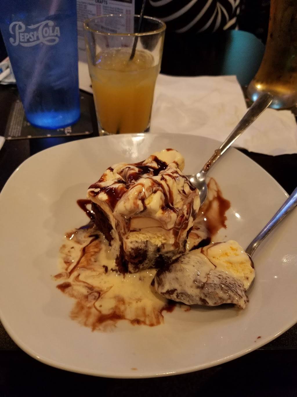 R-Bar and Grill | restaurant | 9521 Indianapolis Blvd, Highland, IN 46322, USA | 2199228008 OR +1 219-922-8008