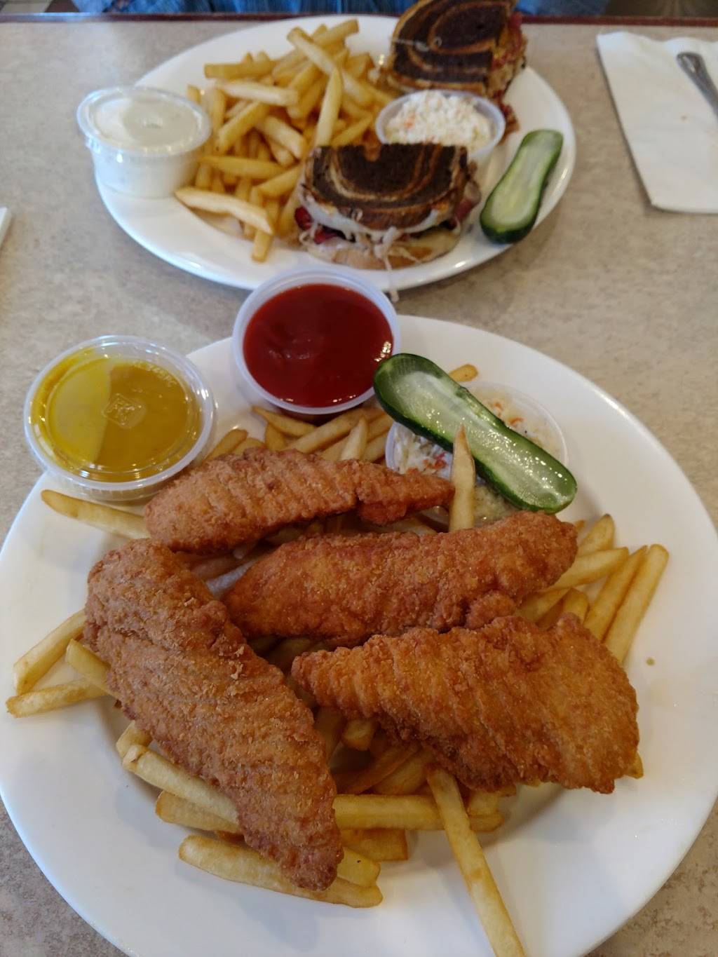 The Brownstone House Family Restaurant | restaurant | 961 Boston Post Rd, Guilford, CT 06437, USA | 2034581238 OR +1 203-458-1238