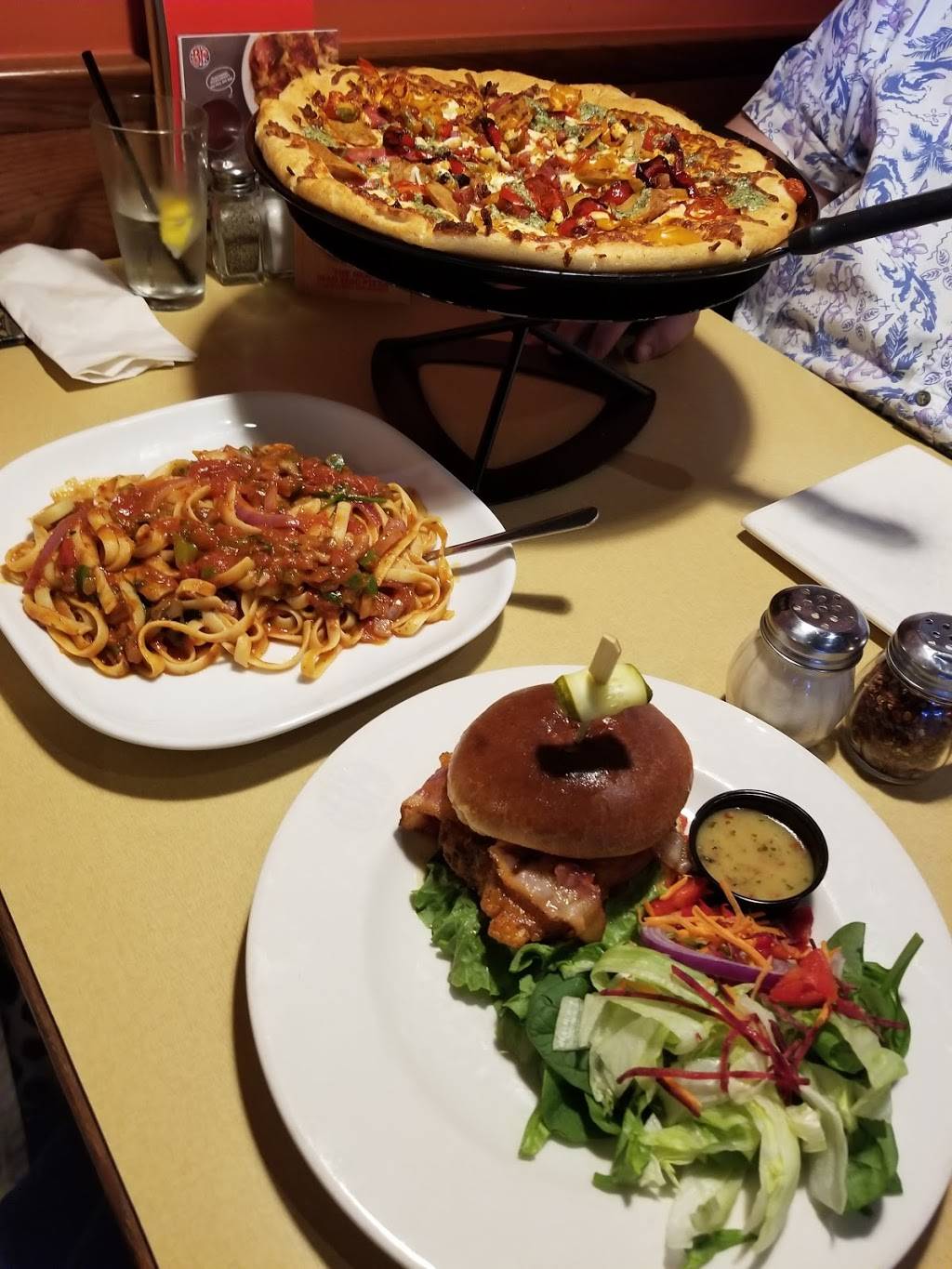 Boston Pizza | restaurant | 1602 The Queensway, Etobicoke, ON M8Z 1V1, Canada | 4162019555 OR +1 416-201-9555