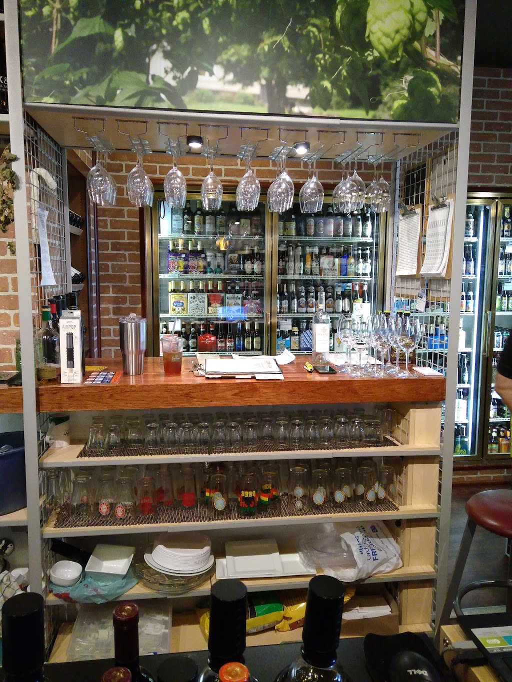 Cork & Cap Bottle Shop & Tasting Room | restaurant | 3225 Elm Rd NE, Warren, OH 44483, USA | 3303722337 OR +1 330-372-2337