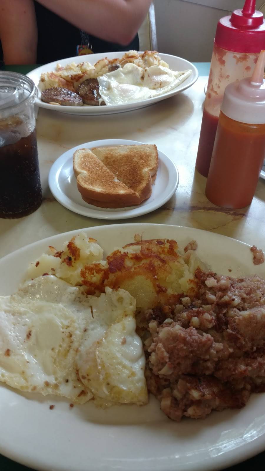 Central Hot Dog | restaurant | 626 Front St, Toledo, OH 43605, USA | 4196983719 OR +1 419-698-3719