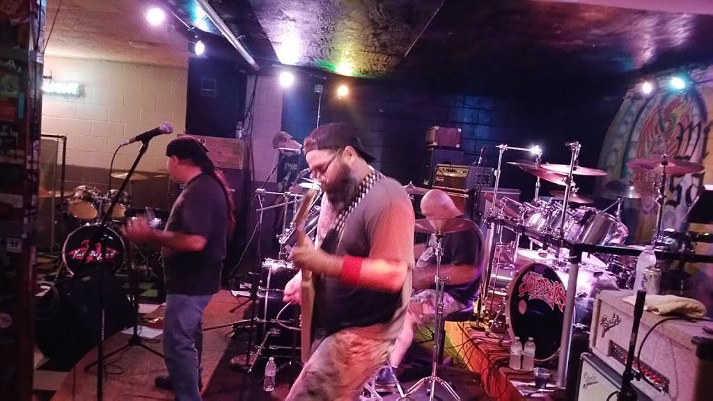 Wizards Restaurant & Saloon | restaurant | 651 21st St NE, Hickory, NC 28601, USA | 8283278555 OR +1 828-327-8555