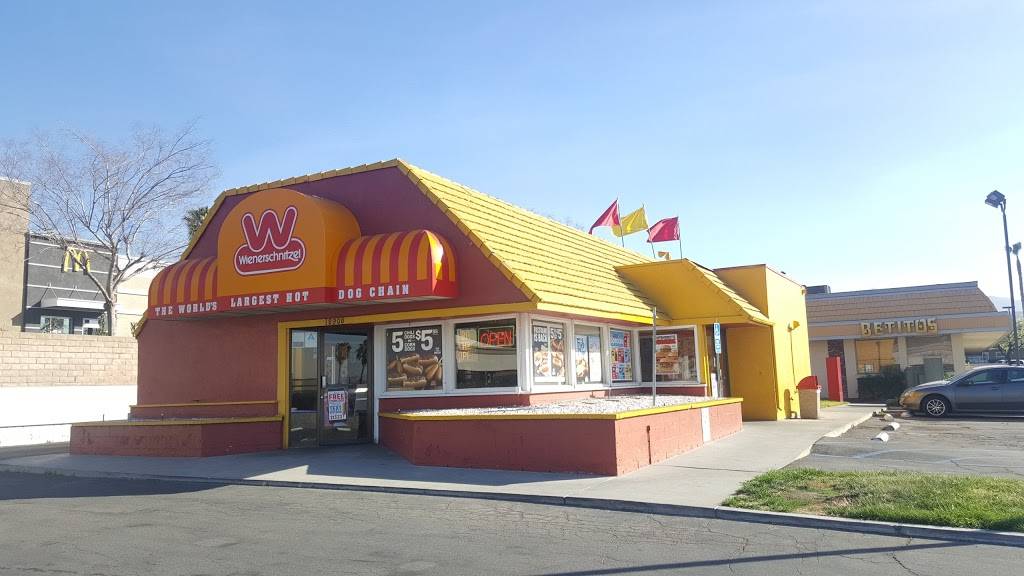 Wienerschnitzel | restaurant | 18900 Soledad Canyon Rd, Santa Clarita, CA 91350, USA | 6612527921 OR +1 661-252-7921