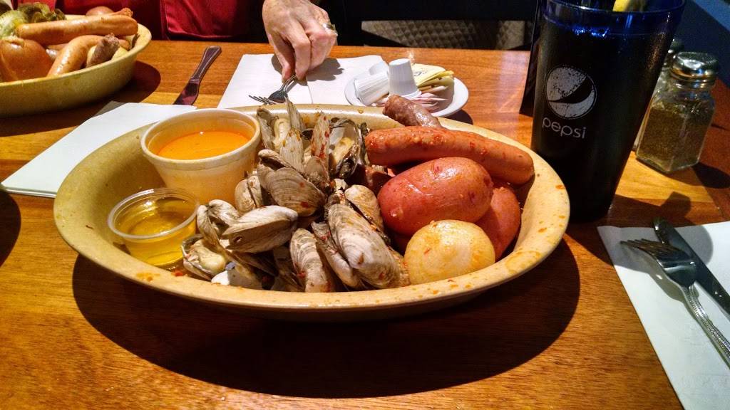 LePages Seafood & Grille | restaurant | 439 Martine St, Fall River, MA 02723, USA | 5086772180 OR +1 508-677-2180