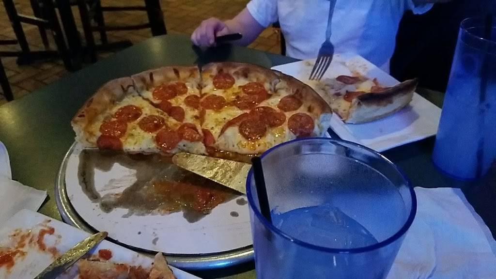 Ginos Pizzeria & Bar | restaurant | 701 Broadway, Wisconsin Dells, WI 53965, USA | 6086782299 OR +1 608-678-2299