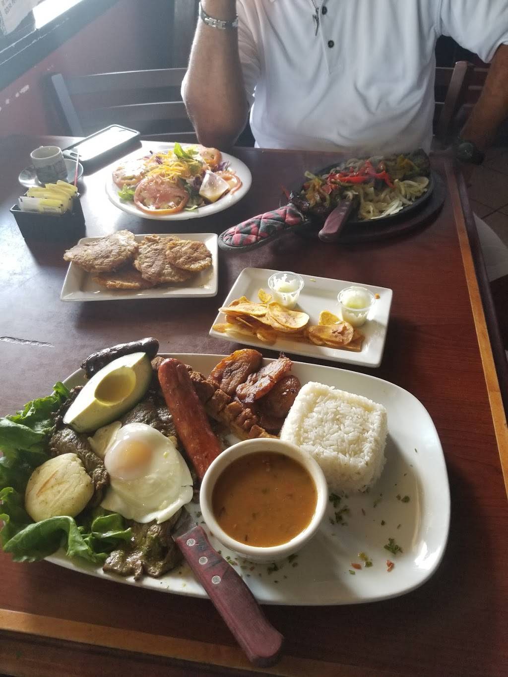 Monserrate Restaurant Bar and Grill | restaurant | 2311 W Hillsborough Ave, Tampa, FL 33603, USA | 8138782466 OR +1 813-878-2466