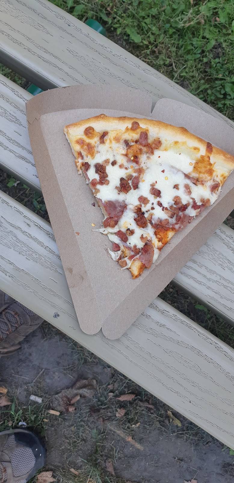 Bernies Big Slice Brockville | restaurant | 60 Pearl St E, Brockville, ON K6V 1P7, Canada | 6134980888 OR +1 613-498-0888