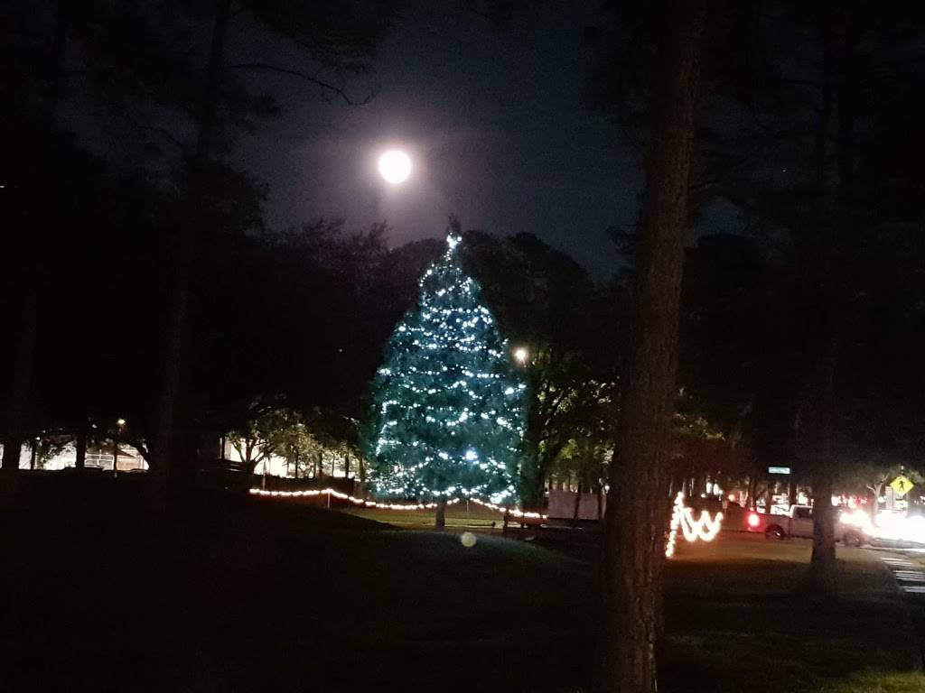 Village Center | shopping mall | 13100-13262 N Dale Mabry Hwy, Tampa, FL 33618, USA | 8136644800 OR +1 813-664-4800