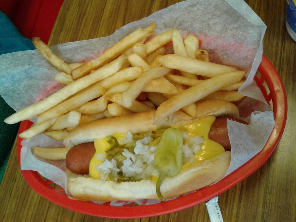 Arnies Dog House | restaurant | 8125 Calumet Ave, Munster, IN 46321, USA | 2198362867 OR +1 219-836-2867