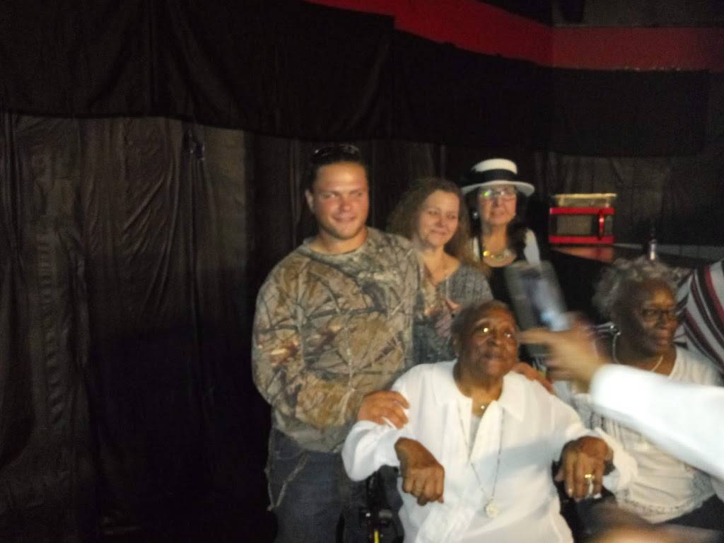 Sneaky Petes Hot Dogs | restaurant | 7070 Aaron Aronov Dr, Fairfield, AL 35064, USA | 2057867524 OR +1 205-786-7524