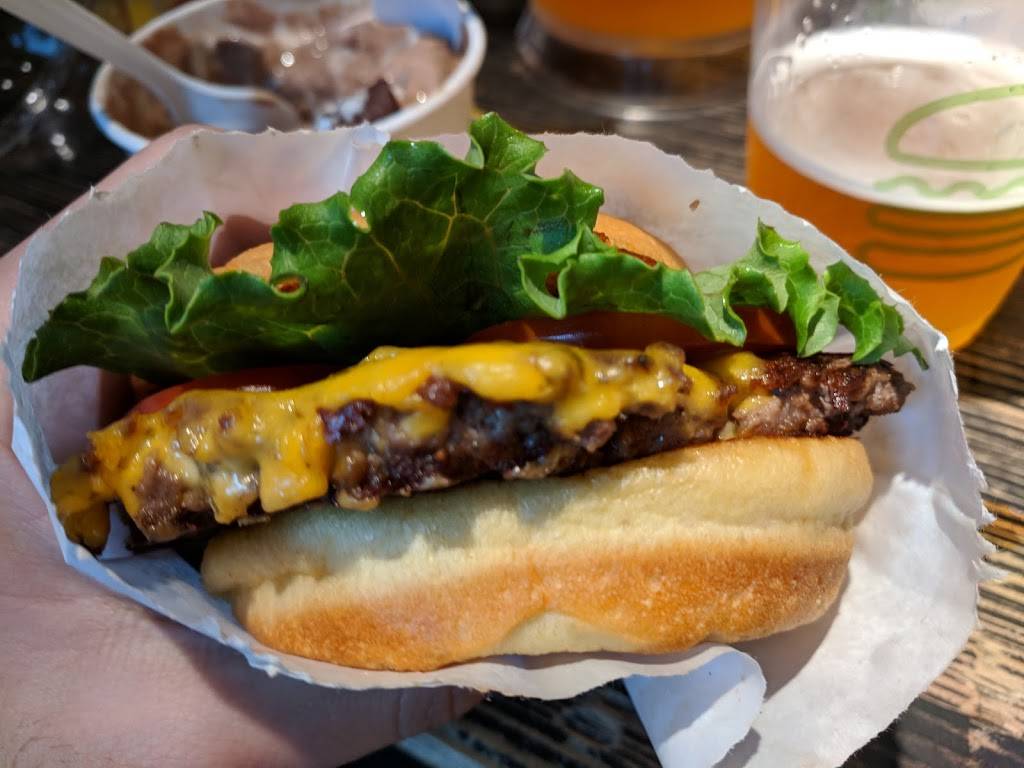 Shake Shack | restaurant | The Plaza at, 7924 Tysons Corner Center, McLean, VA 22102, USA | 5716200383 OR +1 571-620-0383