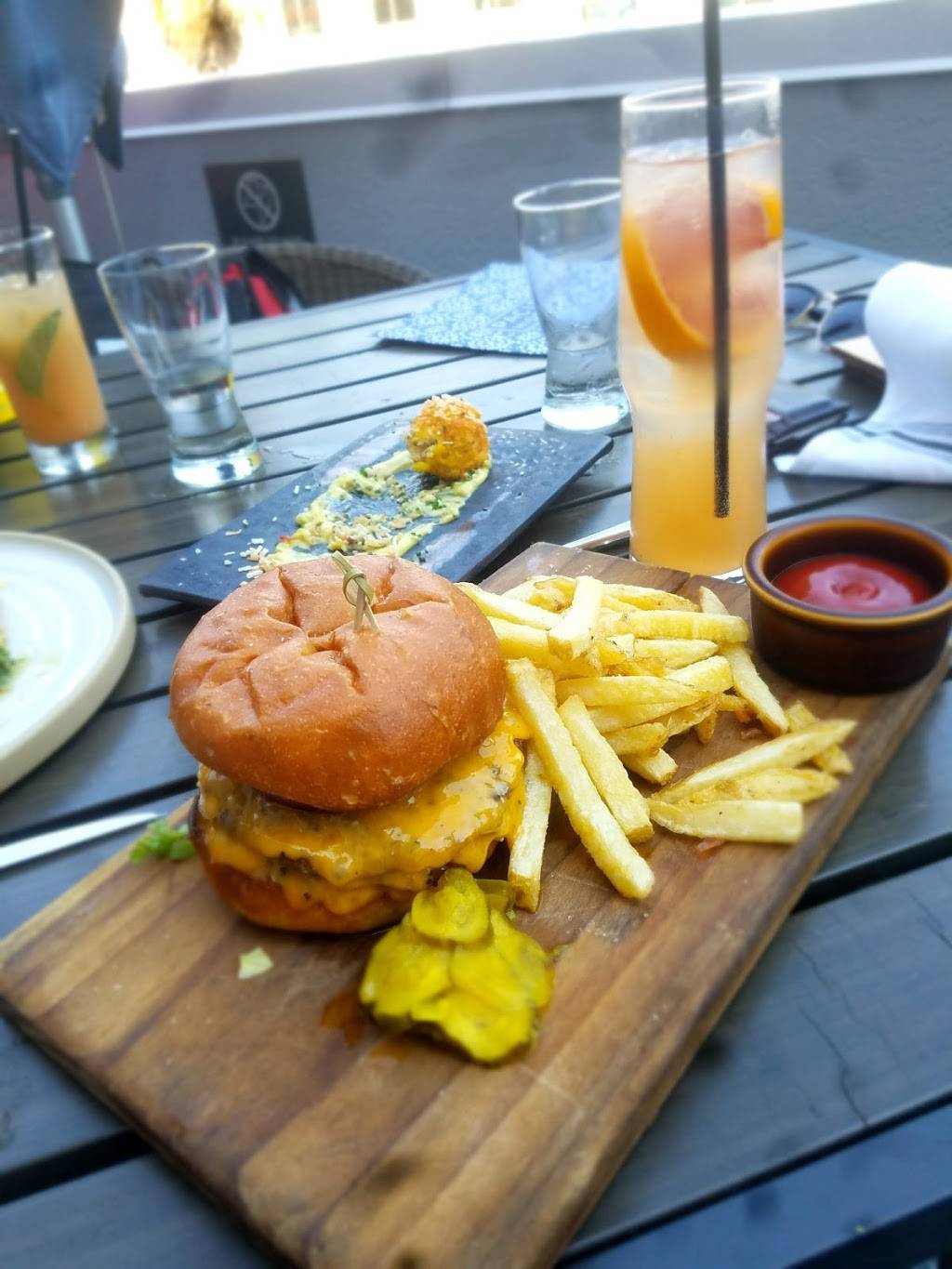 Pacific Hideaway | restaurant | 500 Pacific Coast Hwy, Huntington Beach, CA 92648, USA | 7149654448 OR +1 714-965-4448