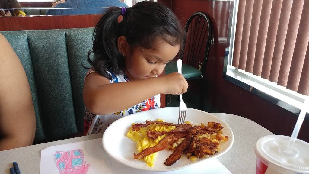 Central Plaza Diner | restaurant | 1686 Central Park Ave, Yonkers, NY 10710, USA | 9147798030 OR +1 914-779-8030