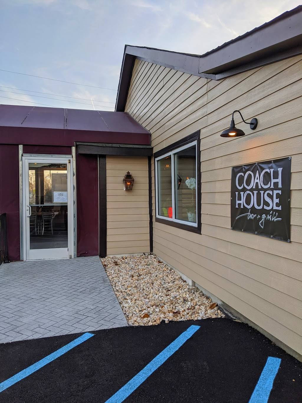 Coach House Bar & Grill | restaurant | 5103 Colley Ave, Norfolk, VA 23508, USA | 7574890389 OR +1 757-489-0389