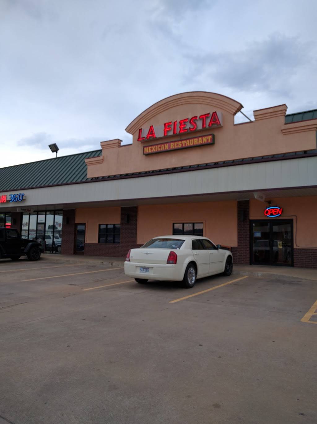 La Fiesta Mexican Restaurant | restaurant | 2217 Fayetteville Rd, Van Buren, AR 72956, USA | 4794715558 OR +1 479-471-5558