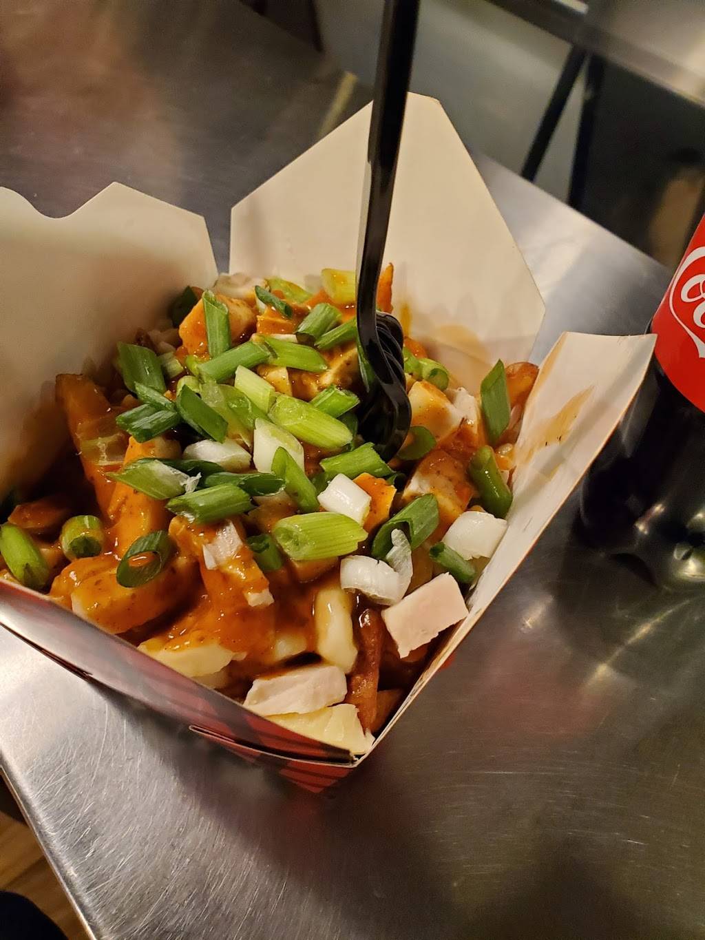 Smokes Poutinerie | restaurant | 114 Lakeshore Rd E, Mississauga, ON L5G 1E4, Canada | 9052712873 OR +1 905-271-2873