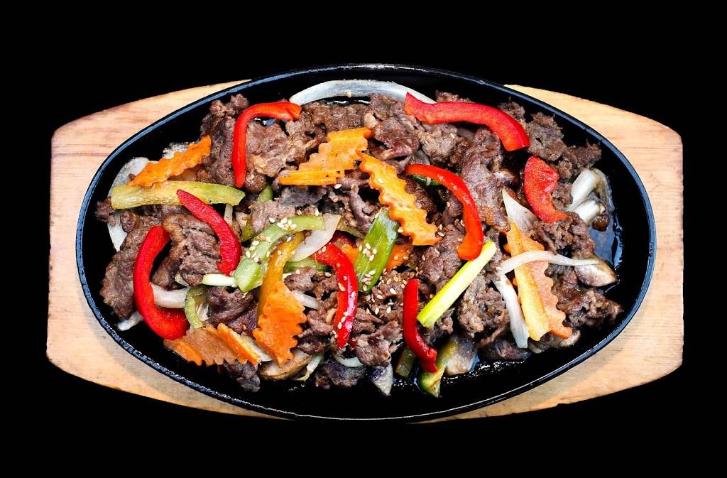 Ahjoomahs Apron Korean Restaurant | restaurant | 218 W Cermak Rd, Chicago, IL 60616, USA | 3123262800 OR +1 312-326-2800