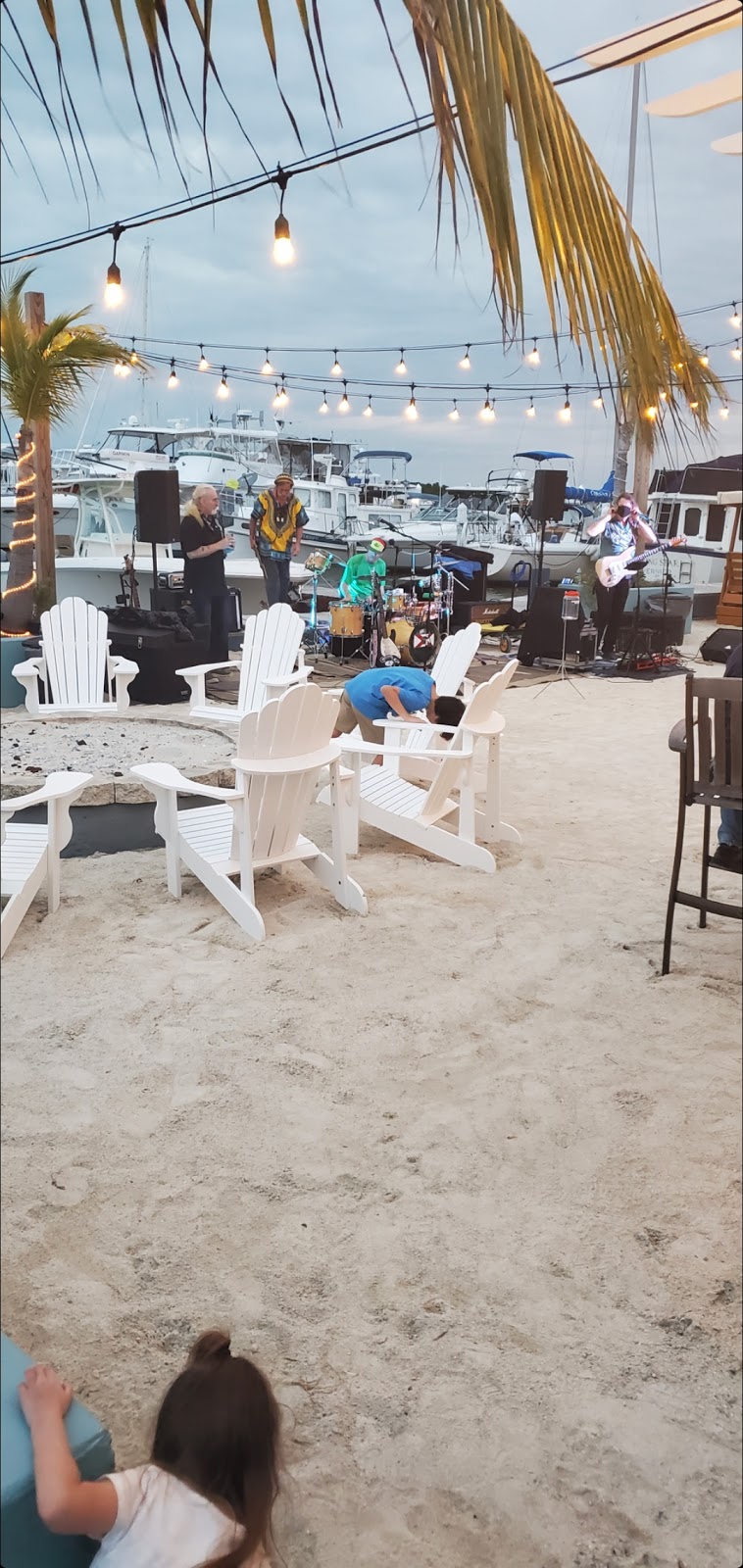 Blufins Bayside Bar and Grill | restaurant | 200 Florida Ave, Tavernier, FL 33070, USA | 3053062011 OR +1 305-306-2011