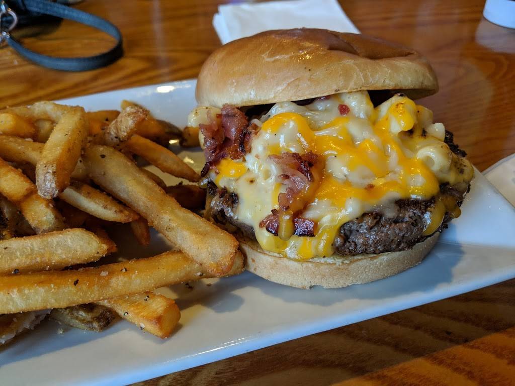 Quaker Steak & Lube | restaurant | 6073 Dressler Rd NW, North Canton, OH 44720, USA | 3304339464 OR +1 330-433-9464