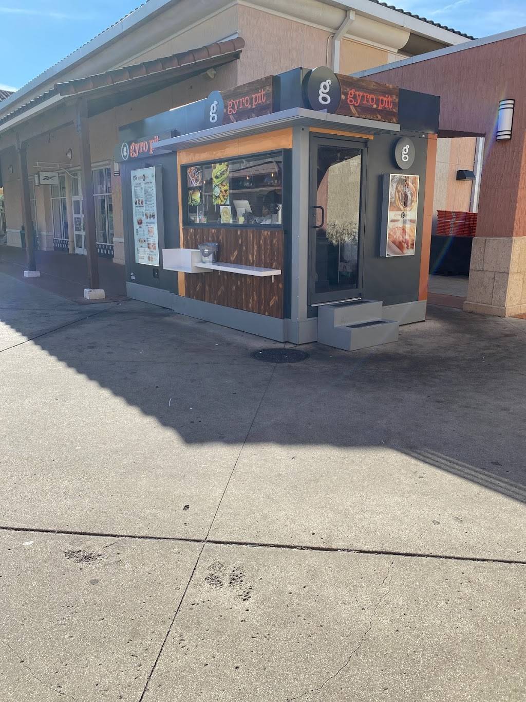 Gyro Pit | restaurant | 8200 Vineland Ave #275, Bay Lake, FL 32821, USA | 4072422259 OR +1 407-242-2259